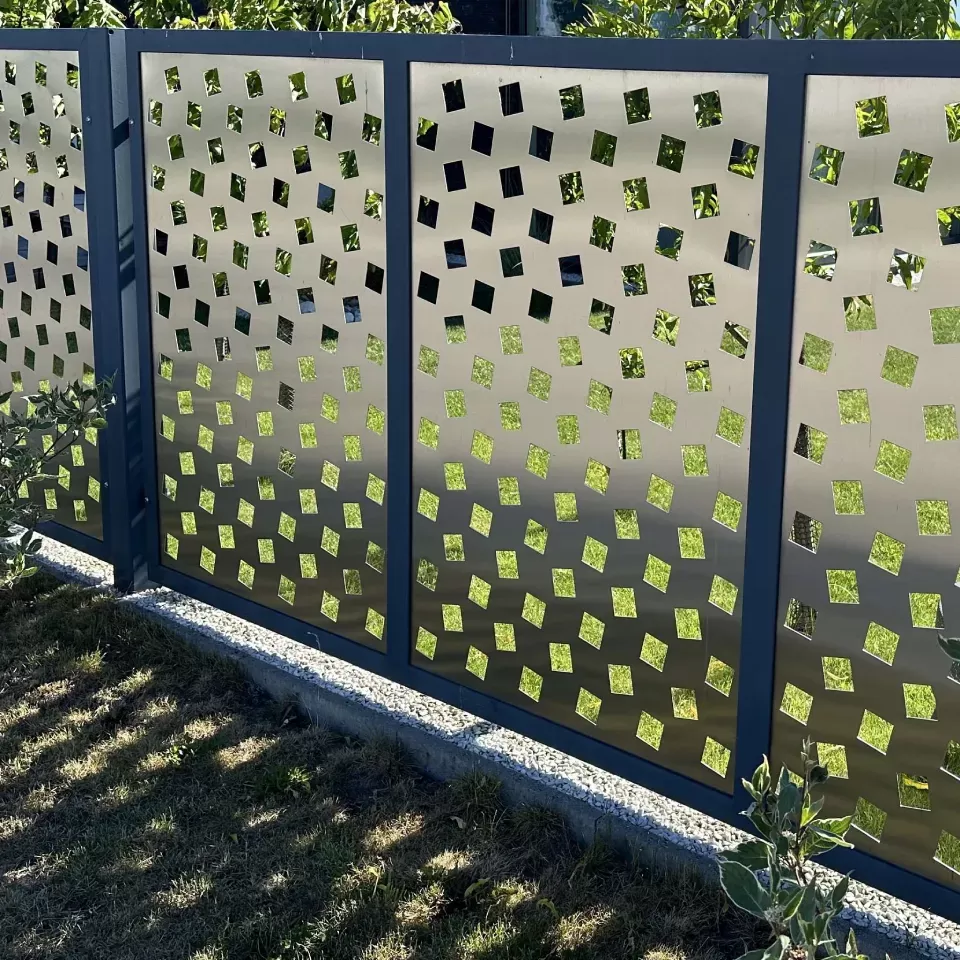 CUSTOM FENCES IN DECORATIVE SHEETS: